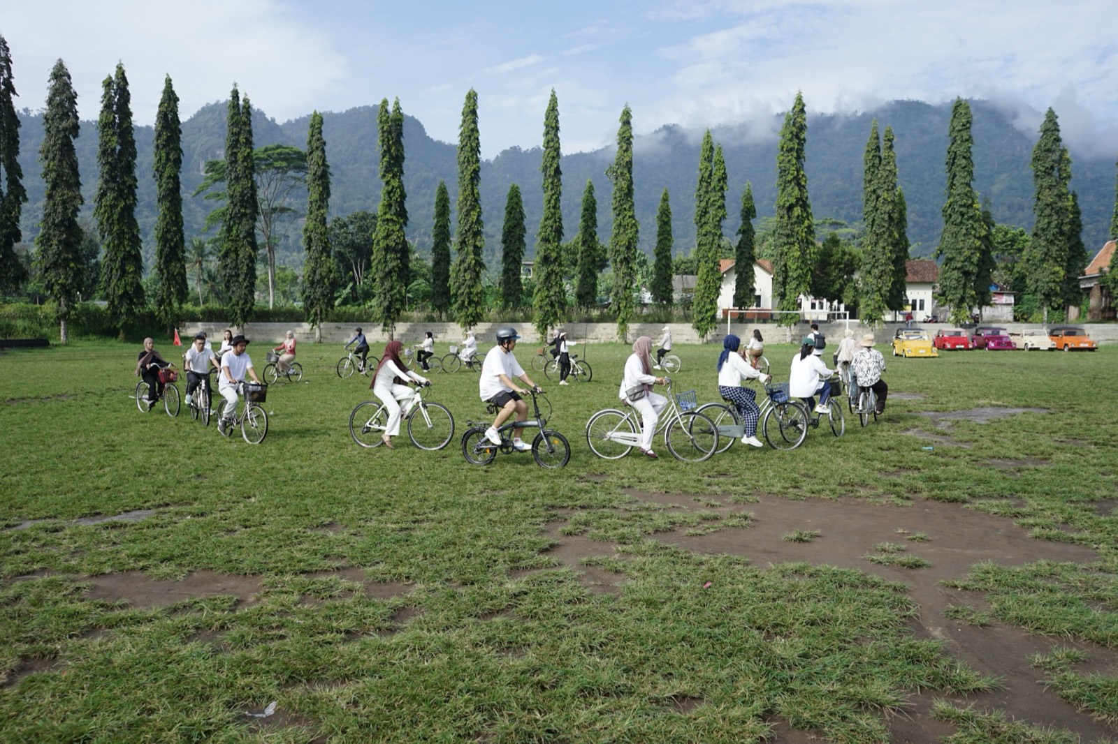 Rombongan gowes di Lapangan Randu Alas dengan Perbukitan Menoreh